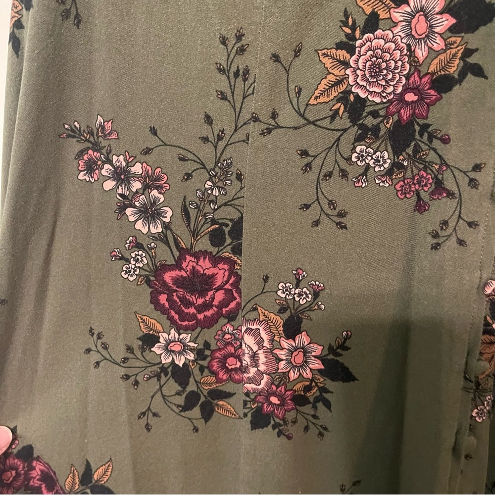 Torrid size 3 or 22/24 olive green floral button up blouse with corset detail! - Picture 6 of 7